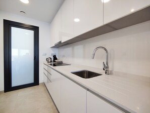 Sunny Aparts | Private kitchen | Full-size fridge, microwave, stovetop, dishwasher - Sunset Cliffs Apartments Tower 1 (Benidorm)