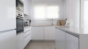 Full-sized fridge, microwave, oven, stovetop - Sunset Cliffs Apartments Tower 2 (Benidorm)
