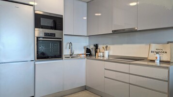 Vacation Apartment | Cocina privada | Frigorífico grande, microondas, placa de cocina y lavavajillas