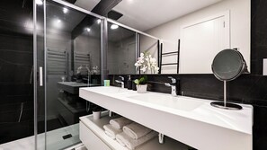 Sweet Apartment | Bathroom | Shower, eco-friendly toiletries, hair dryer, towels - Sunset Waves Apartments Tower 1 (Benidorm)