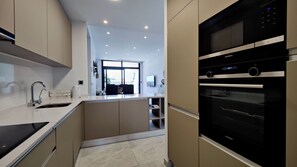 Relax Apartment | Eget kjøkken | Kjøleskap, mikrobølgeovn, kokeplater og oppvaskmaskin