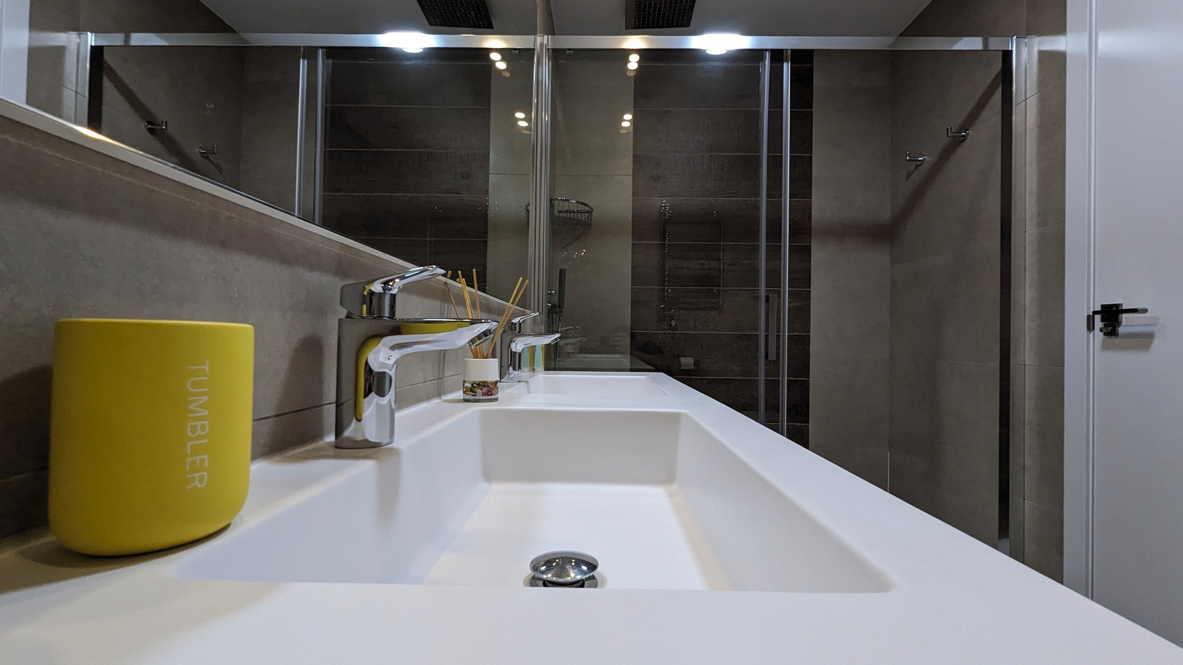 LUXURY Apartment | Bad | Dusj, hårføner, håndklær og såpe