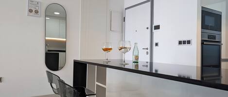 LUXURY Apartment | Cuisine privée | Réfrigérateur grande capacité avec congélateur, four à micro-ondes