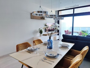 Golden Apartments | Área de estar | Smart TV 49 polegadas com canais digitais