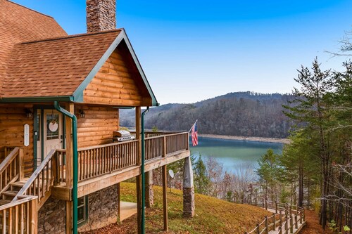 Lakefront House, Sleeps 12・Hot Tub・Mtn view・Grill
