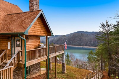 Lakefront House, Sleeps 12・Hot Tub・Mtn view・Grill