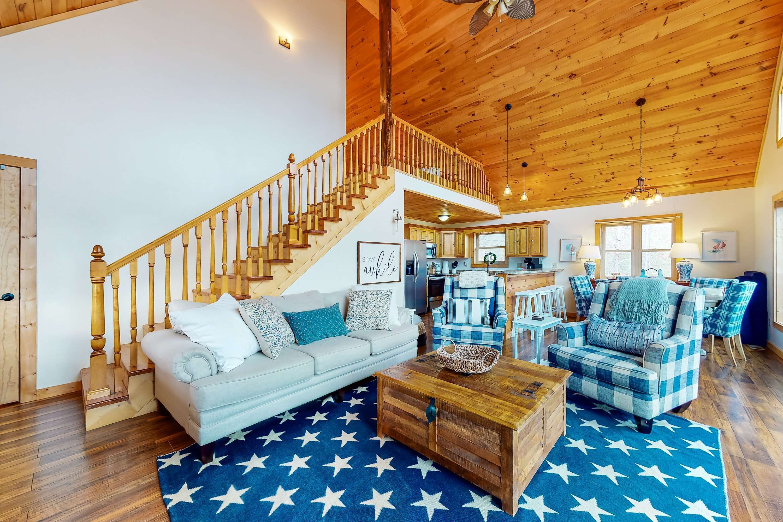 Televisie, een open haard, een dvd-speler en een kantoor