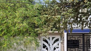 A gated entrance with a decorative metal gate and a wall with climbing plants. - SOL Rooms (Túxpam de Rodríguez Cano)