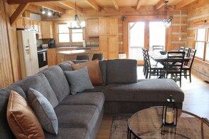 Smart-TV, Kamin, Tischtennisplatte