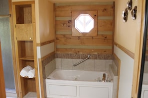 Jetted bath, hair dryer, soap - NEW LISTING 3 bed 2 bath cabin in lovely 4 season scenic Blowing Rock NC (Blowing Rock)