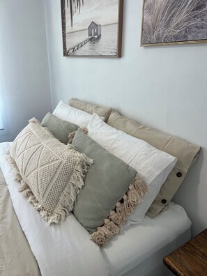 Iron/ironing board, WiFi, bed sheets