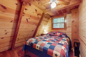 2 bedrooms, iron/ironing board, WiFi, bed sheets - Cozy A Frame Cabin, Sleep 8, Near Marina, Deck, Grill (LaFollette)