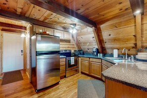 Køleskab, mikrobølgeovn, ovn, kogeplade