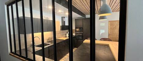 ثلاجة، ميكروويف، فرن، غسالة أطباق