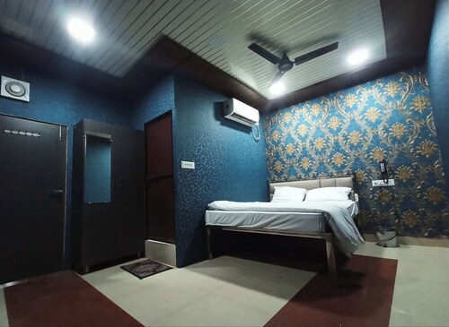best hotel with AC in charming Jhansi near Railway station