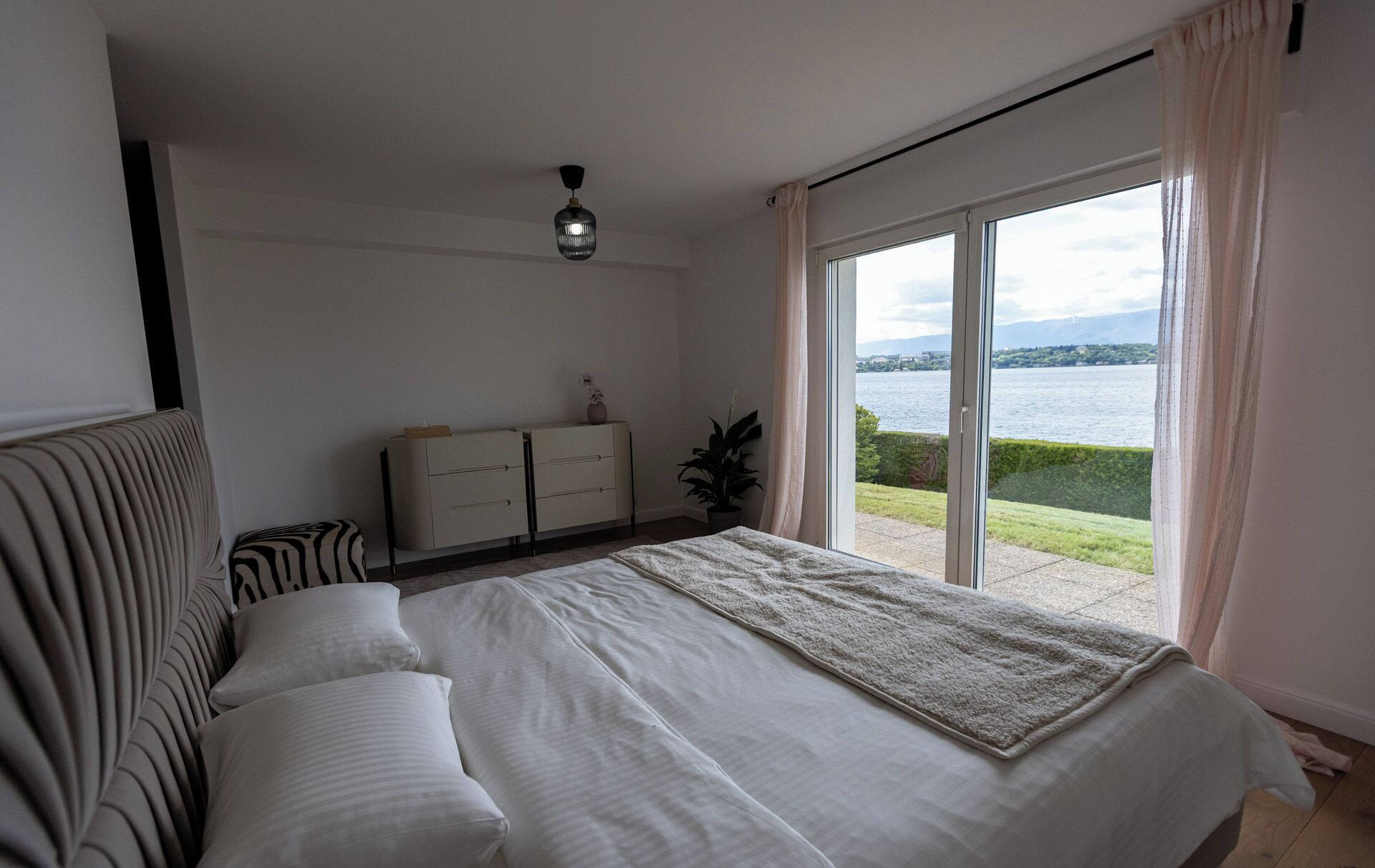 4 habitaciones, tabla de planchar con plancha, wifi y ropa de cama 