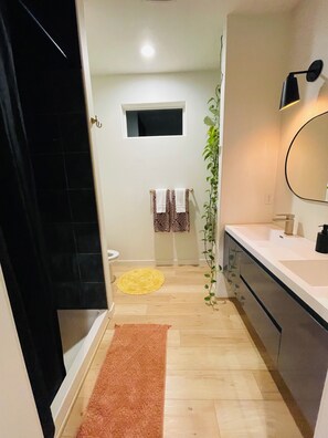 淋浴设施、毛巾、肥皂、洗发水