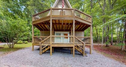 A Frame Cabin, Sleeps 9, Pickleball Court, Boat Slip