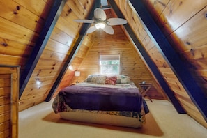 2 bedrooms, desk, iron/ironing board, WiFi - A Frame Cabin, Sleeps 9, Pickleball Court, Boat Slip (LaFollette)