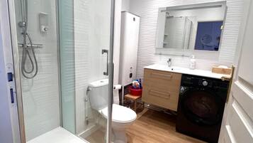 Douche, sĂšche-cheveux, savon, papier toilette