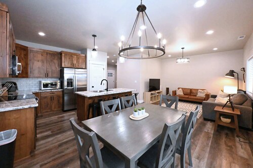 Henry’s Fork Retreat • Modern 3BR • AC • Garage