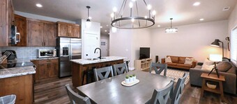 Henry’s Fork Retreat • Modern 3BR • AC • Garage