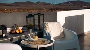 A rooftop terrace with a table set for two, featuring a fruit bowl, a pitcher, and glasses. - Serenidad del Sol Fuerteventura (Villaverde)