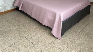 A bedroom with a bed, a nightstand, a lamp, and a wall with a leaf pattern. - Relax with family or friends in this modern and unique accommodation. (Torino)