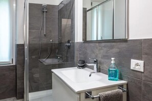 Shower, hair dryer, towels, soap - Celia's house near Bellagio (Lezzeno)