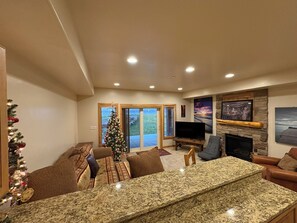 Smart TV, lareira, livros, aparelho de som