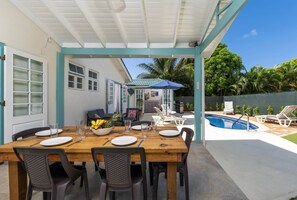 Outdoor dining - Hummingbird Villa (Porters)