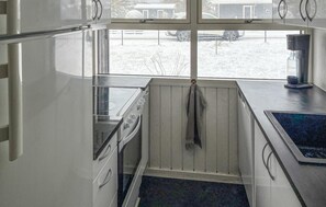 Fridge, stovetop, coffee/tea maker - 3 bedroom cozy home in Korsør (Korsør)
