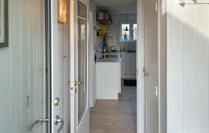 Frigorífic, placa de cuina, rentaplats i cafetera i tetera