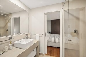 Shower, hair dryer - Vista at Seine Bay - Vista at Seine Bay Apartment No.1 (3 Bedroom) (Augusta)
