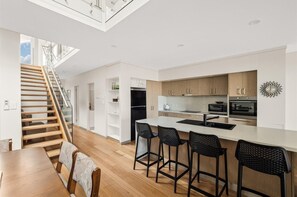 Micro-ondes, plaque de cuisson, lave-vaisselle