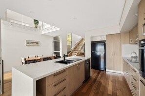 Micro-ondes, plaque de cuisson, lave-vaisselle