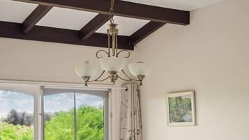 2 bedrooms, iron/ironing board, bed sheets