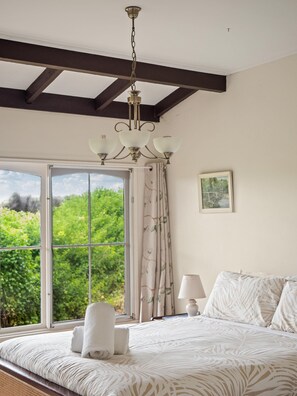 2 bedrooms, iron/ironing board, bed sheets