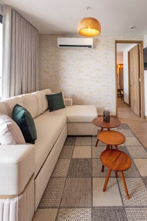 TV - Warm apartment with large balcony within walking distance of the beach and the historic center. (Cartagena de Indias)