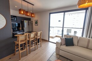 TV - Warm apartment with large balcony within walking distance of the beach and the historic center. (Cartagena de Indias)