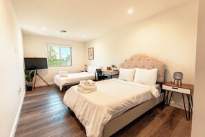 2 bedrooms, iron/ironing board, Internet, bed sheets - Bright 2-bedroom apartment with AC in peaceful Pasadena (Pasadena)