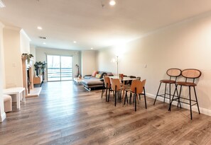 Interior - Bright 2-bedroom apartment with AC in peaceful Pasadena (Pasadena)