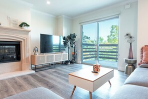 Living area - Bright 2-bedroom apartment with AC in peaceful Pasadena (Pasadena)