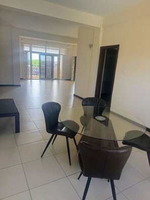 Dining - Spacious 3-bedroom apartment in lovely Accra, near Airport Residential Area (Accra)