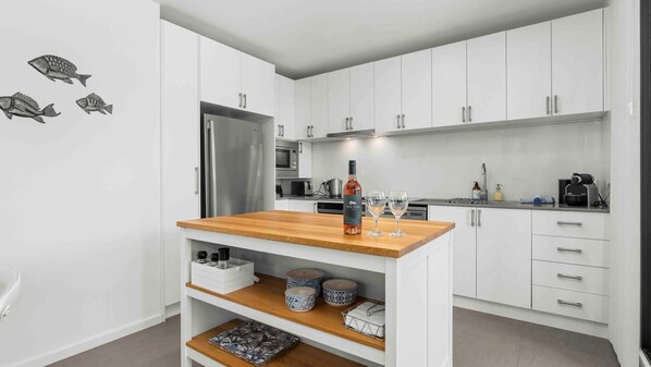 Réfrigérateur, four à micro-ondes, un four, surface de cuisson