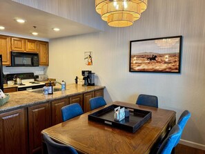 Dining - Pet Friendly | Spa, Deck & Ski Access | Sleeps 10 (Stateline)