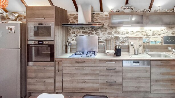 A compact kitchen with a built-in oven, a stove, and a dishwasher. - Nice home in Plouguerneau with WiFi (Plouguerneau)