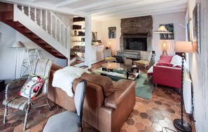 TV, fireplace - Nice home in Plouguerneau with WiFi (Plouguerneau)