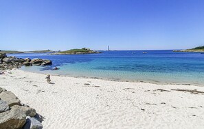 A beach with clear blue water, white sand, and rocky outcrops. - Nice home in Plouguerneau with WiFi (Plouguerneau)