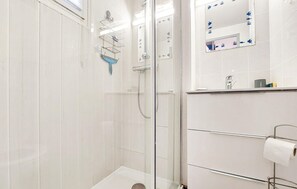Shower, hair dryer - Awesome home in La Palmyre with WiFi (La Palmyre)